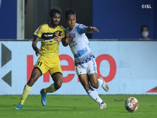 Jamshedpur FC's Laldinliana Rentheli hustling for a ball (Photo/ ISL Twitter) 