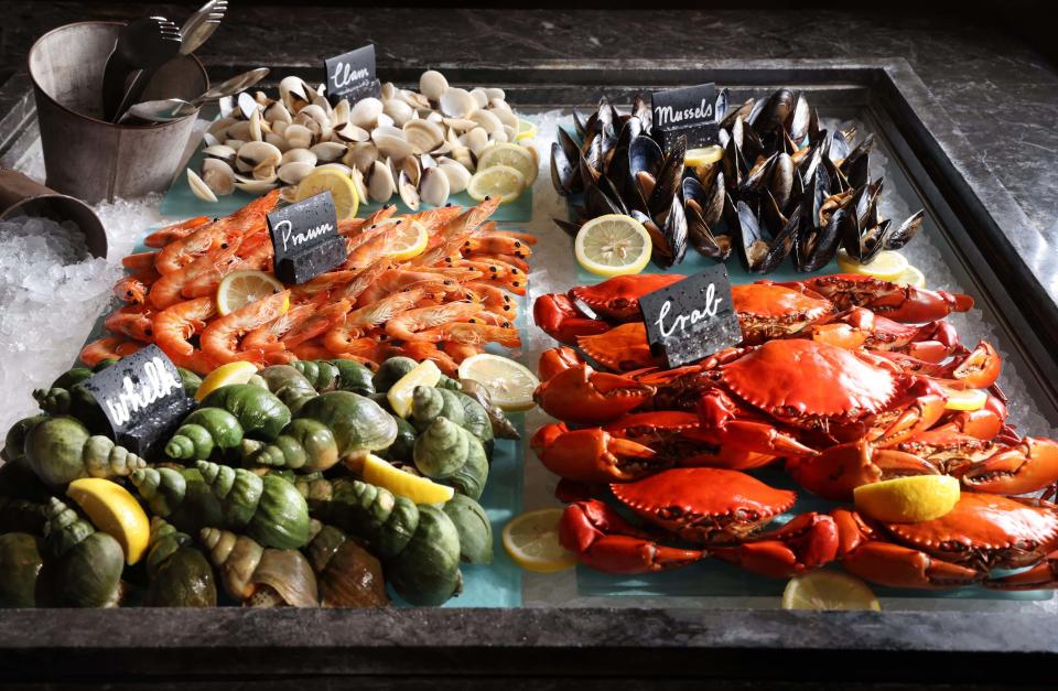 Buffet Offer｜ Sheraton Tung Chung Hotel is offering a buy one get one free buffet!Canadian crab legs / garlic baked lobster / Basque cheesecake starting from $239 per person｜ Yahoo Shopping Festival