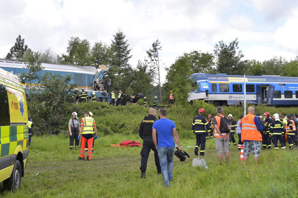 Einsatzkräfte am Unfallort (Bild: Chaloupka Miroslav/CTK/dpa)