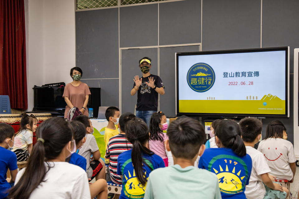 邀請登山達人楊晴媚及生生品創王仁宏執行長，跟小朋友分享山野教育，親近山、認識山。（新北市觀旅局提供）