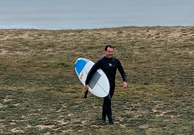 Lacalle Pou sale del agua después de una sesión de surf en Maldonado 