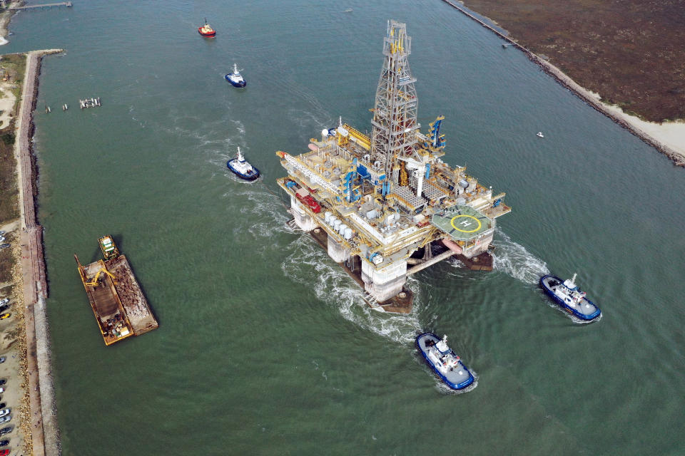 Tugboats tow a semi-submersible drilling platform 