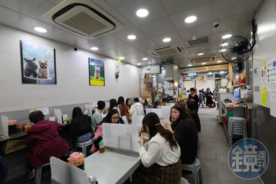 因為店小人稠，在「通達食店」內用有低消港幣20元的限制。