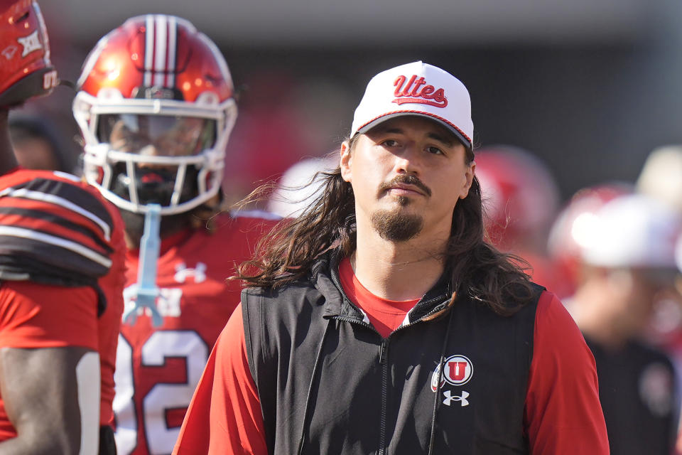 Utah quarterback Cameron Rising (7) loopt het veld af na hun NCAA college football-wedstrijd tegen Baylor, zaterdag 7 september 2024, in Salt Lake City. (AP-foto/Rick Bowmer)