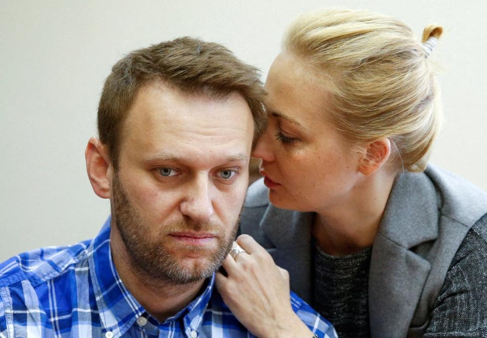 Russian opposition leader Alexei Navalny and his wife Yulia attend a hearing at the Lublinsky district court in Moscow, Russia, 23 April 2015 (Reuters)