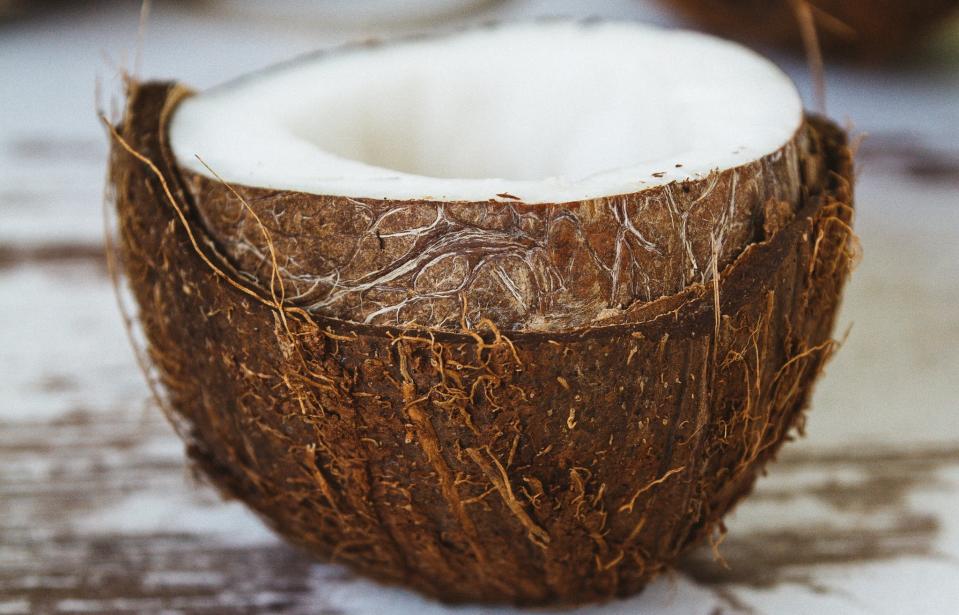 <p>L’huile de noix de coco a débarqué et on la retrouve un peu partout, de la nourriture aux produits de beauté. Mais, une consommation trop importante pourrait bloquer les artères et appliquer trop de pression sur le cœur. Pour la cuisson, placez de l’huile dans un vaporisateur afin de limiter la quantité ou profitez des alternatives disponibles, comme l’huile d’avocat ou d’olive.<br>[Photo : Getty] </p>