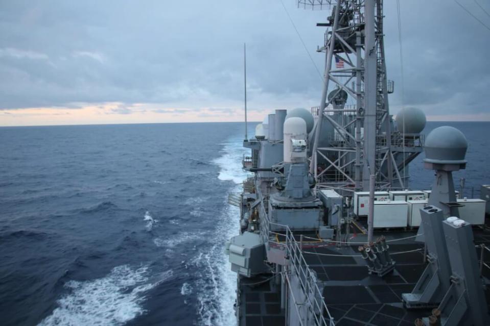 美軍第七艦隊提康德羅加級導向飛彈巡洋艦皇家港號10日通過台灣海峽。   圖：翻攝美國第七艦隊網頁