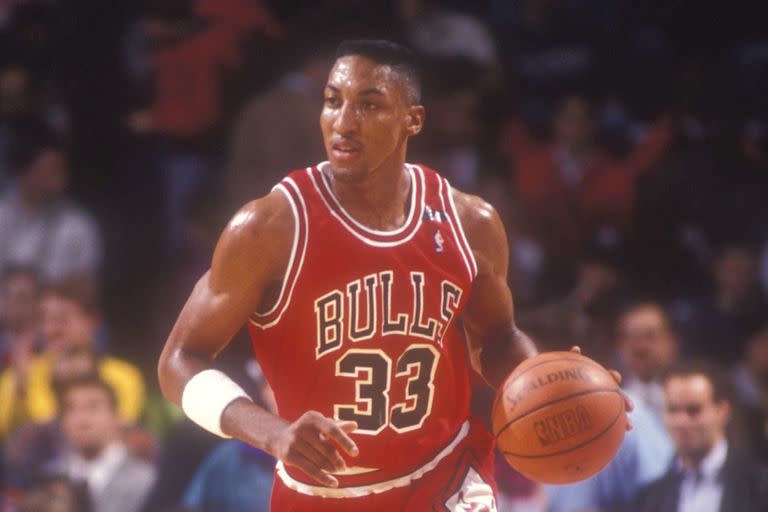 LANDOVER, MD - DECEMBER 14: Scottie Pippen #33 of the Chicago Bulls dribbles up court during a basketball game against the Washington Bullets at the Capitol Centre on December 14, 1991 in Landover , Maryland. The Bulls won 113 -100. (Photo by Mitchell Layton/Getty Images)