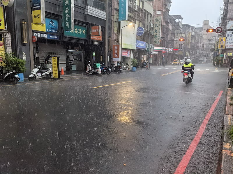 新北中午大雨  中和雨勢一度猛烈 新北市板橋區、中和區等地26日中午下起大雨，部分 時段雨勢又急又猛。中和區公所及消防局指出，雖然 雨勢大，但並未傳出積水災情。 （中和區公所提供） 中央社記者黃旭昇新北市傳真  113年4月26日 