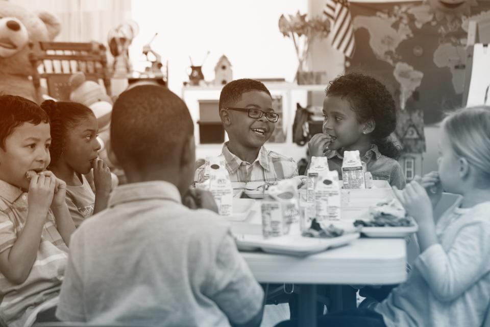 kids eating lunch in school cafeteria