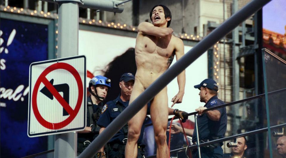 Un modelo desnudo, tras una hora de gritar preguntando por Donald Trump, salta al vacío desde unas escaleras de Time Squeare, en Nueva York. (Foto: La Nación)