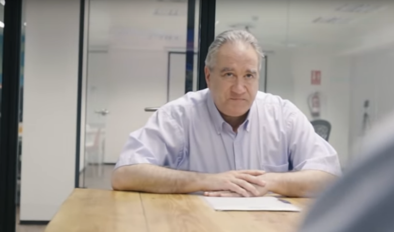 Jordi Pascual tiene tres carreras, varias diplomaturas y año de experiencia en el sector financiero, pero también tiene 59 años y por eso no encontraba trabajo.  Hasta que su hijo le montó una campaña viral. (Foto: Captura de Youtube)