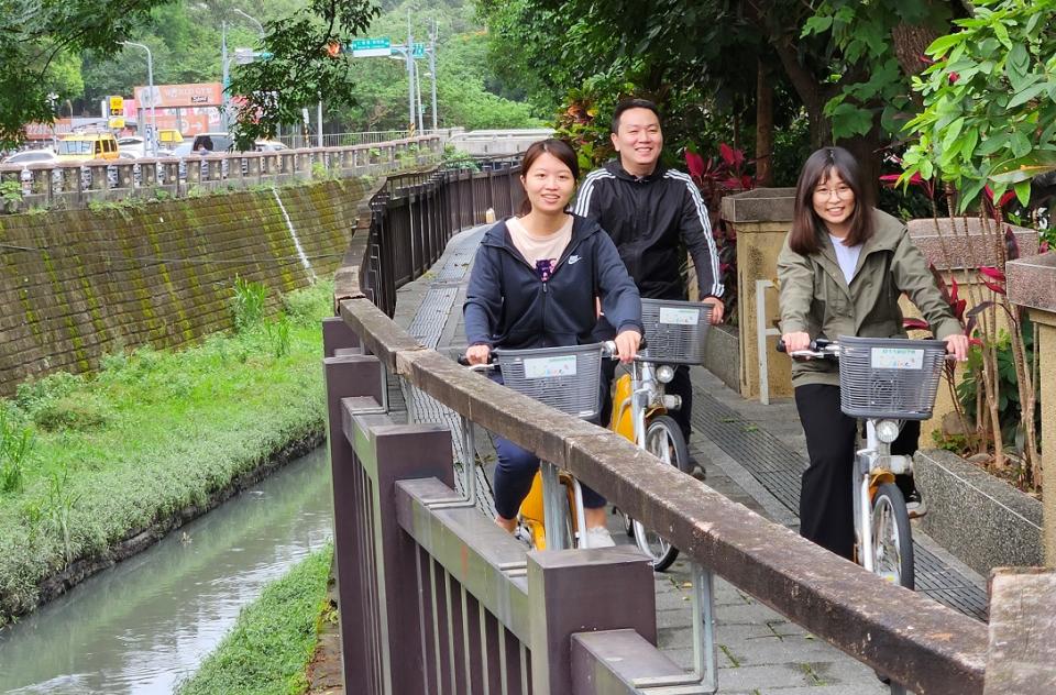 從「心」發現瓦磘溝之美，三五好友悠閒地沿河岸騎車享受蛙聲蟲鳴鳥叫蝴蝶翩翩飛舞。   圖：新北市水利局提供