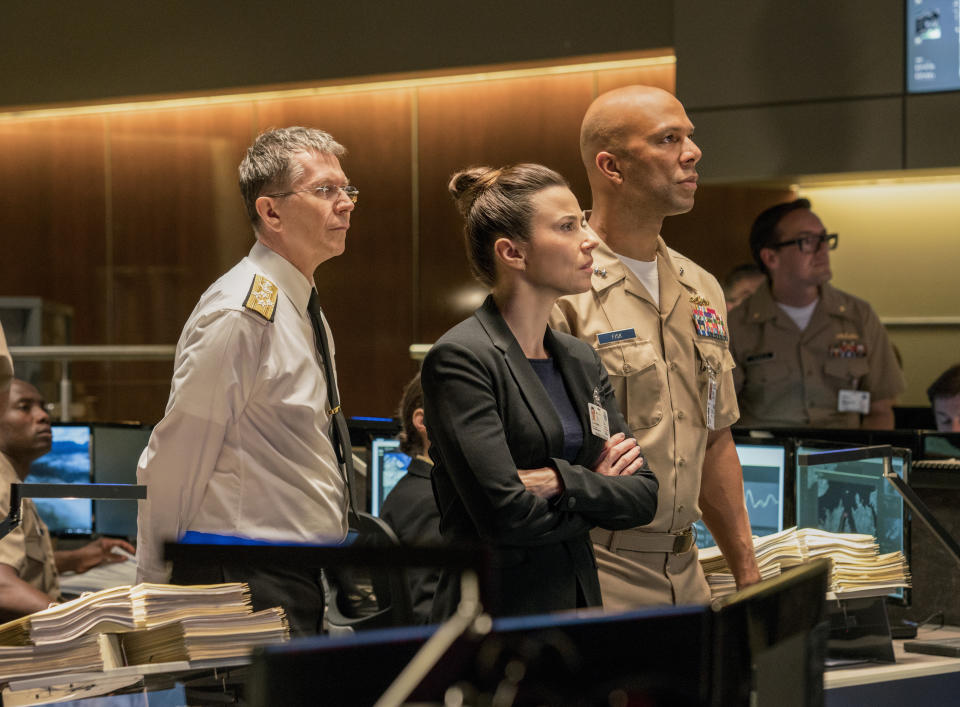 This image released by Lionsgate shows Gary Oldman, from left, Linda Cardellini and Common in a scene from "Hunter Killer." (Chris Raphael/Lionsgate via AP)