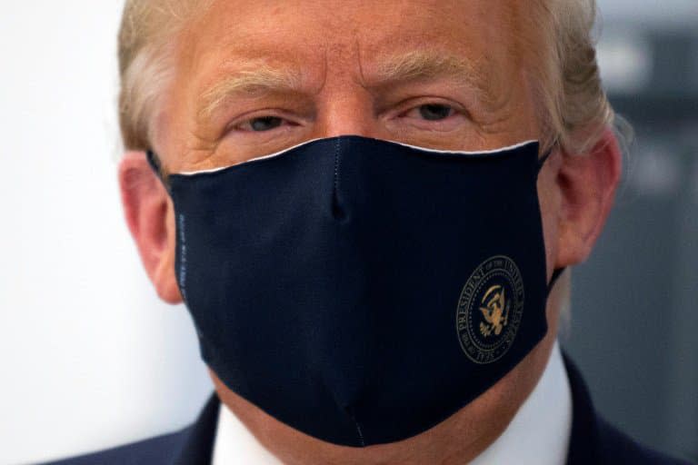 Donald Trump a porté un masque le 27 juillet 2020 en visitant un laboratoire participant à la production du vaccin expérimental de la société Novavax, au Bioprocess Innovation Center chez Fujifilm Diosynth Biotechnologies à Morrisville (Caroline du Nord) - JIM WATSON © 2019 AFP