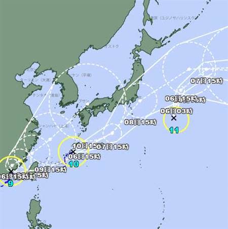 第11號輕度颱風「妮妲」在日本東方海面生成，出現盧碧、銀河、妮妲三颱共舞的狀況。(翻攝自日本氣象廳)