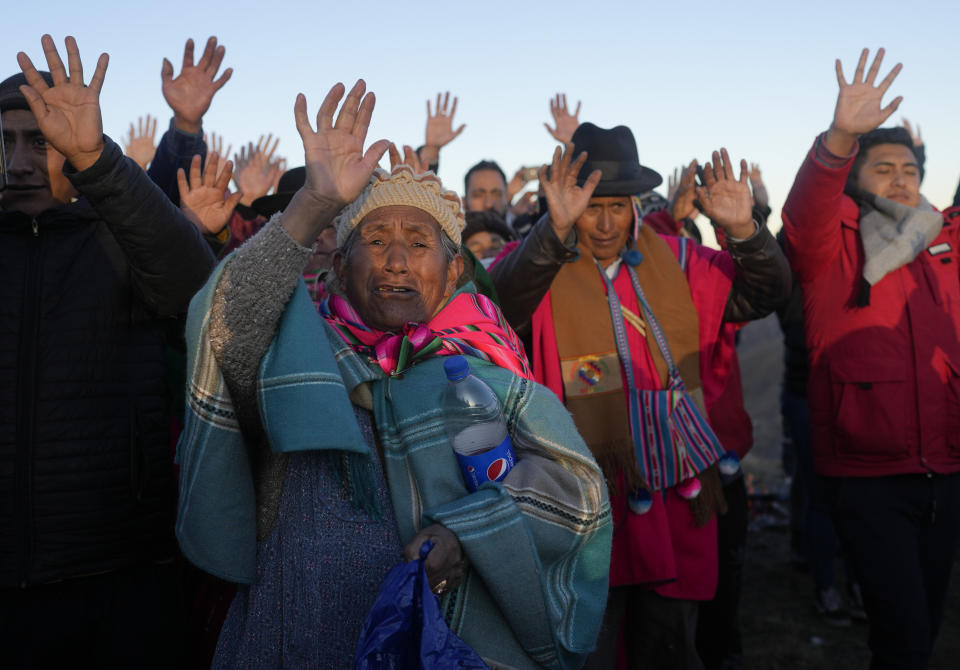 Los indígenas aymaras reciben los primeros rayos de sol en un ritual de Año Nuevo en la montaña Murmutani en las afueras de Hampaturi, Bolivia, la madrugada del miércoles 21 de junio de 2023. (AP Foto/Juan Karita)