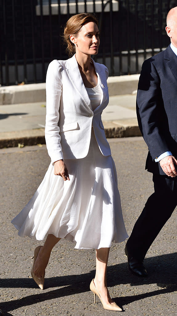 2014 : Angelina Jolie, très engagée, s’est toujours beaucoup investie pour aider les autres. Ici lors d’une rencontre avec le premier ministre anglais David Cameron pour un nouveau combat pour les femmes. (photo : Gettyimages)