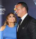 <p>Jennifer López preciosa de azul en un evento en California junto a su novio, Alex Rodríguez, de quien luce muy enamorada/Getty Images </p>