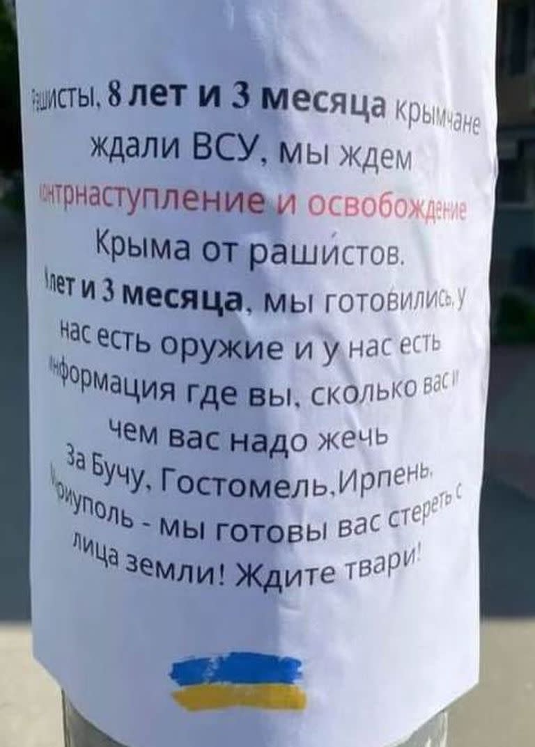 Una amenaza para los rusos en los panfletos partisanos pegados en las calles de Crimea, Kherson y Melitopol