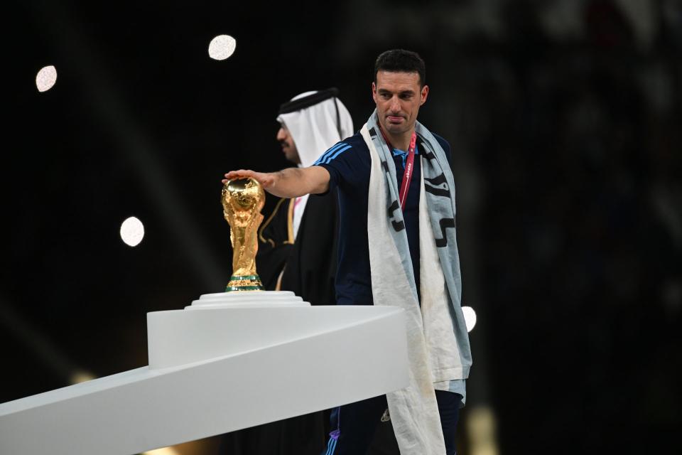 Lionel Scaloni con la Copa del Mundo