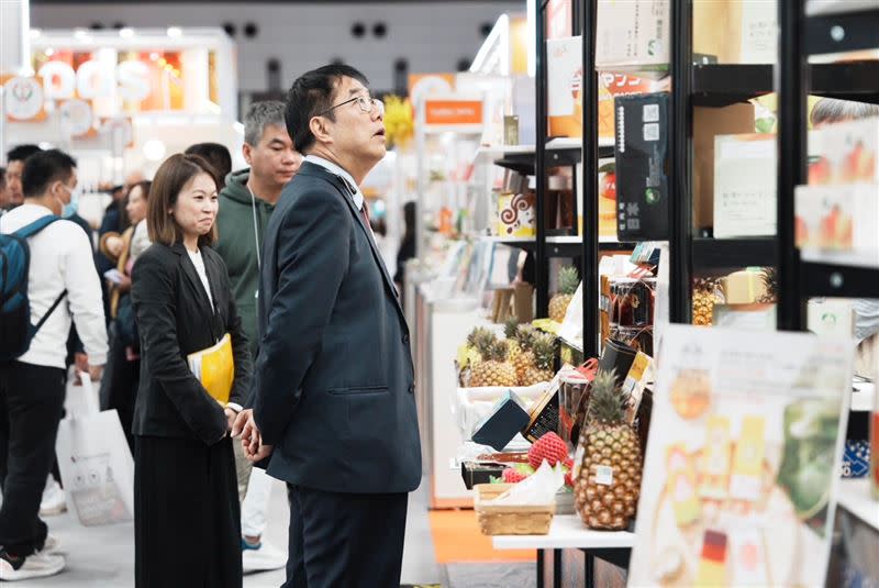 黃偉哲市長多次到東京食品展攤位了解情況