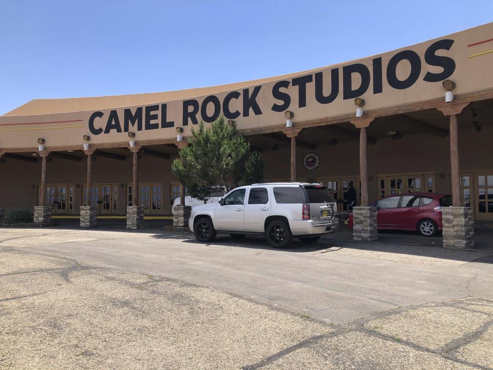 En esta foto del 25 de junio de 2020, el exterior del Camel Rock Studios, un nuevo estudio de cine propiedad del Tesuque Pueblo en Santa Fe, Nuevo México. (AP Foto/ Russell Contreras)