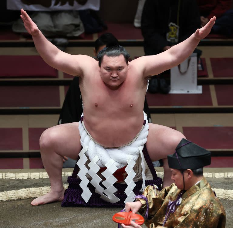 Hakuho realiza una ceremonia de entrada al ring en Ryogoku Kokugikan en Tokio; el campeón más grande de sumo, decidió poner fin a su carrera