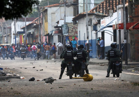 Foto del sábado de activistas venezolanos chocando contra las fuerzas de seguridad en la localidad de Ureña. Feb 23, 2019. REUTERS/Andres Martinez Casares