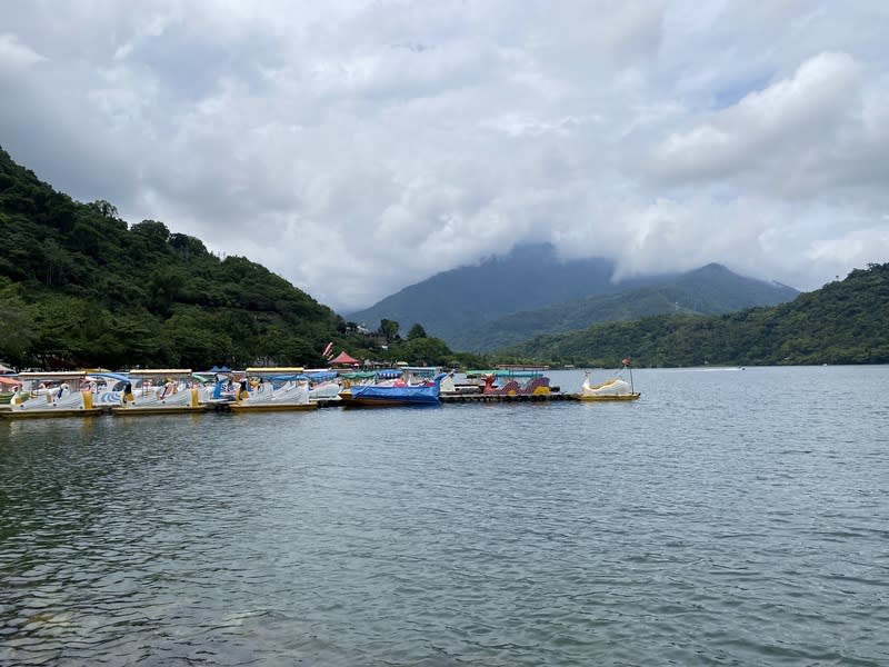 花蓮越南直飛包機（1） 花蓮縣府與旅行業者合作，7月5日至9日推出花蓮－ 越南直飛包機，預計吸引180名越南遊客搭乘越捷航 空直飛往返花蓮，行程涵蓋如鯉魚潭（圖）等著名景 點，花蓮至越南則滿載230名鄉親到峴港旅遊。 中央社記者李先鳳攝  113年6月25日 