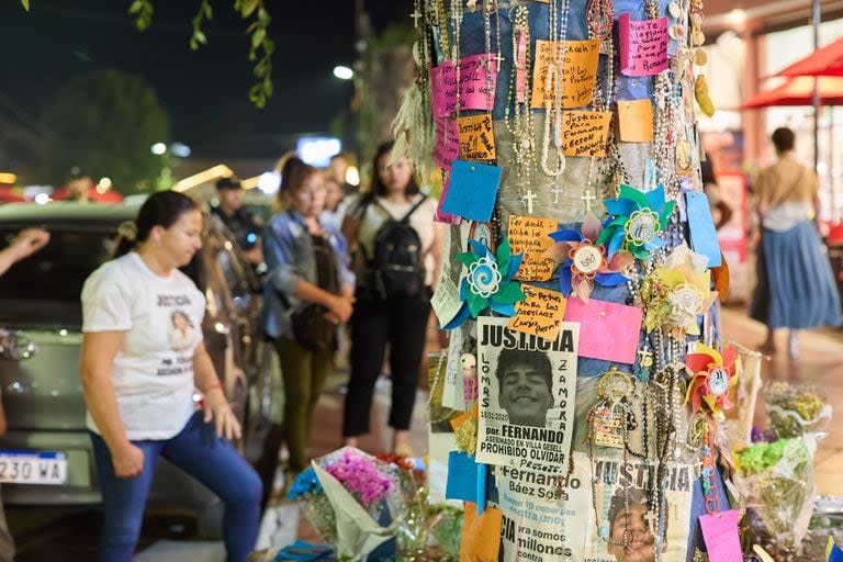 Homenaje a Fernando Sosa Báez a 4 años de su asesinato. Turistas y vecinos se reunieron en el santuario ubicado frente al Boliche Le Brique en Villa Gesell