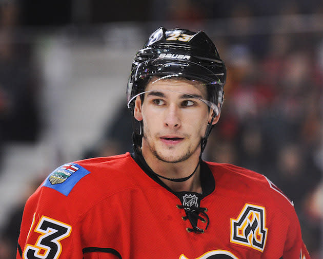 CALGARY, AB - DECEMBER 23: Sean Monahan #23 of the Calgary Flames in action against the Vancouver Canucks during an NHL game at Scotiabank Saddledome on December 23, 2016 in Calgary, Alberta, Canada. (Photo by Derek Leung/Getty Images)