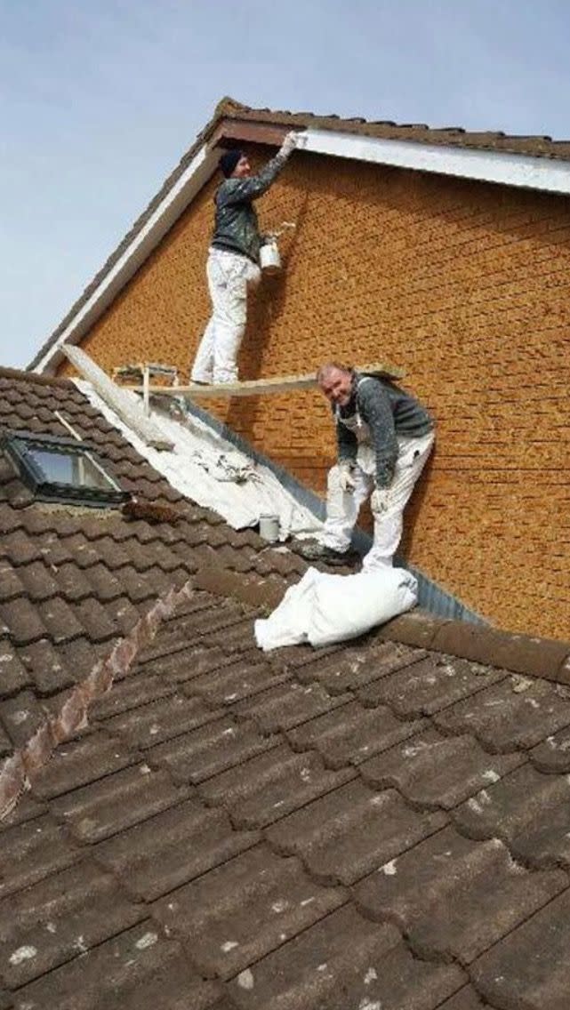 <p>Hier sehen wir Clever und Smart beim Malern auf dem Dach. Es gilt mal wieder das Motto: Was nicht passt, wird passend gemacht! Und der Kollege ist wie immer eine echte Stütze. Weitermachen! (Bild: Pinterest) </p>