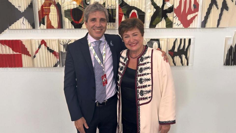 El ministro Caputo con Kristalina Georgieva, directora del FMI: versiones sobre un desembolso de dólares para Argentina