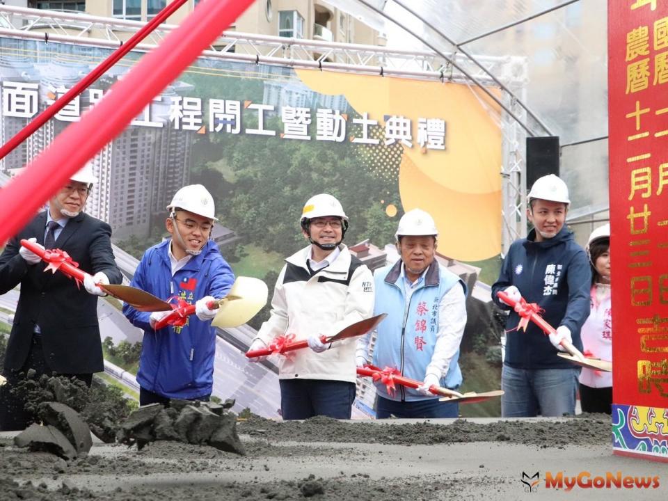 ▲淡北道路工程2/2舉辦動土典禮，新北市長侯友宜與中央、地方民意代表持金鏟動土，整體工程預計2029年完工。(圖/新北市政府)