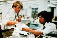 <p>Alan J. Pakulas Thriller ist der Journalismus-Film schlechthin, ein zum Zerreißen spannendes Meisterwerk über die quälende Arbeit von Bob Woodward und Carl Bernstein, den Watergate-Skandal aufzudecken. Nie wurde die Paranoia der 70er Jahre eindrücklicher festgehalten als hier, wenn Dustin Hoffman und Robert Redford die kleinsten Hinweise sammeln, um an ihr Ziel zu gelangen. </p>