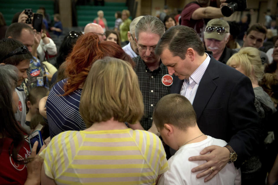 Ted Cruz prays with supporters