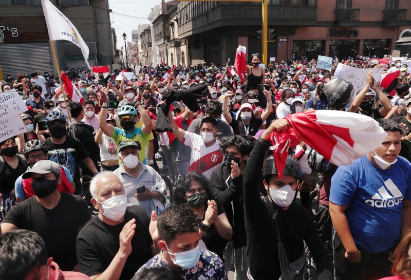 FOTO DE ARCHIVO: Gente reacciona después de que el presidente interino de Perú, Manuel Merino, anunció su renuncia, en Lima, Perú-15 de noviembre de 2020.