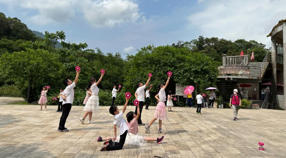 《圖說》平溪國小本周末的扯鈴表演揭開月月秀才藝序幕，扯鈴、音樂與舞蹈完美結合，動作整齊有序，圖為表演資料照片。〈觀旅局提供〉