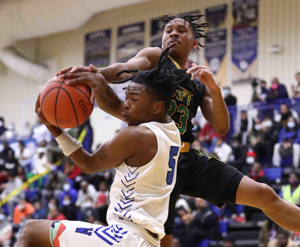 Woodward's Kayne Moreland (5) battles Taft's Mekhi Elmore during their basketball game, Tuesday, Jan. 11, 2022.