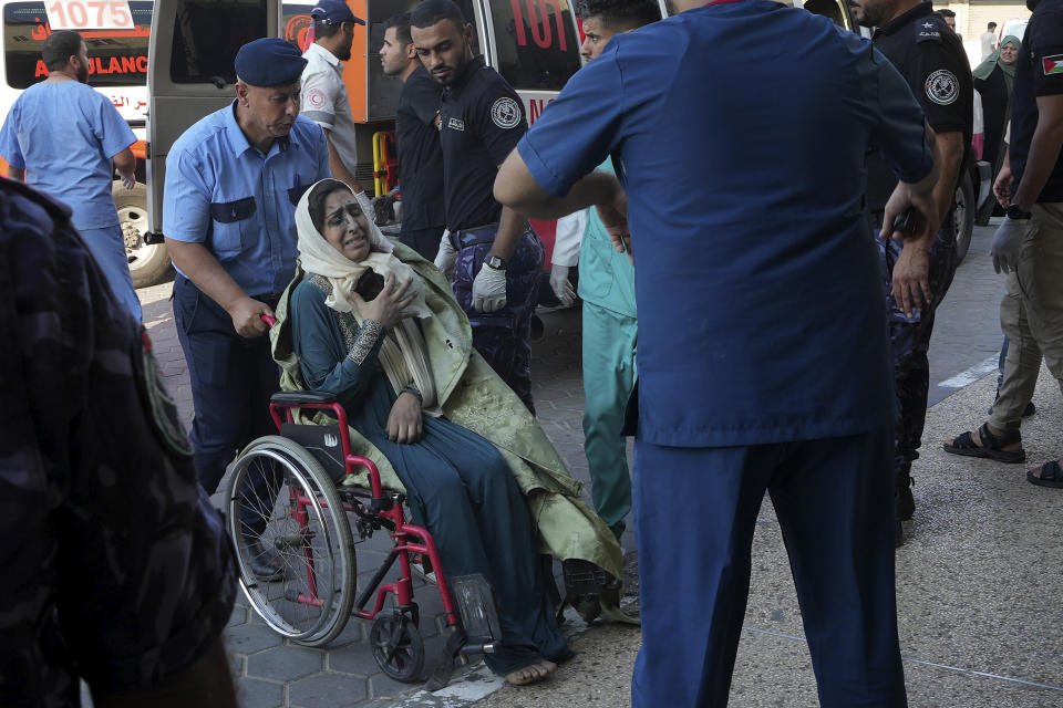 在以色列對加薩走廊空襲中受傷的巴勒斯坦人被送往醫院。（美聯社資料照）