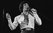 Wer über so schönes Brusthaar verfügt, darf es auch zeigen. Der freigelegte Pelz wurde zu einem Markenzeichen von Tom Jones (hier im Jahr 1977). Fun fact: Er ließ sein Brusthaar sogar für fünf Millionen Dollar versichern! (Bild: Michael Ochs Archives/Getty Images)