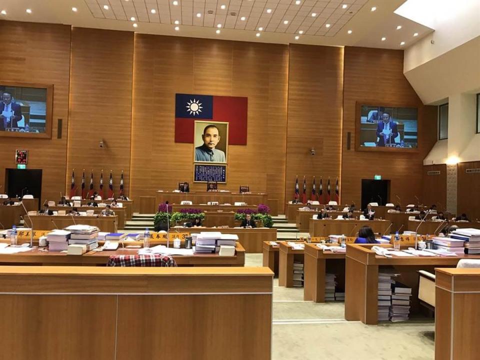 新竹縣議會以「再度在臉書上毀謗議會名譽」的名義，透過表決將議員余筱菁停權一個月，她反擊這是新竹縣議會最黑暗的一天。