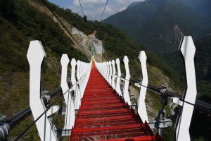 七彩雙龍吊橋｜Shuanglong rainbow suspension bridge（Courtesy of Nantou County Government)