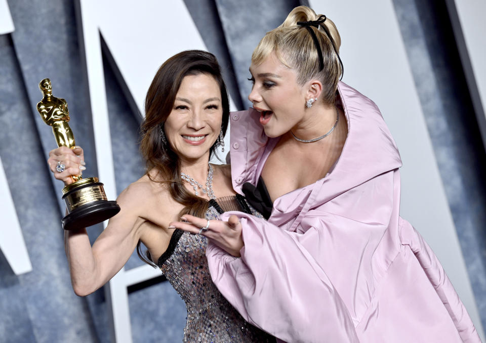 Michelle Yeoh, izquierda, ganadora del Oscar a mejor actriz y Florence Pugh llegan a la fiesta de Vanity Fair tras los Oscar el domingo 12 de marzo de 2023, en el Wallis Annenberg Center for the Performing Arts en Beverly Hills, California. (Foto Evan Agostini/Invision/AP)