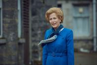 "The Crown" rekapituliert auf Netflix seit vier Staffeln die Geschichte der britischen Royals. Klar, dass mit Margaret Thatcher auch das ranghöchste politische Organ seinerzeit damals nicht fehlen durfte. Adrett gekleidet, mit gestrengem Blick und ebensolcher Frisur schlüpfte Gillian Anderson sehr gekonnt in die Rolle der "Iron Lady". (Bild: Netflix / Sophie Mutevelian)