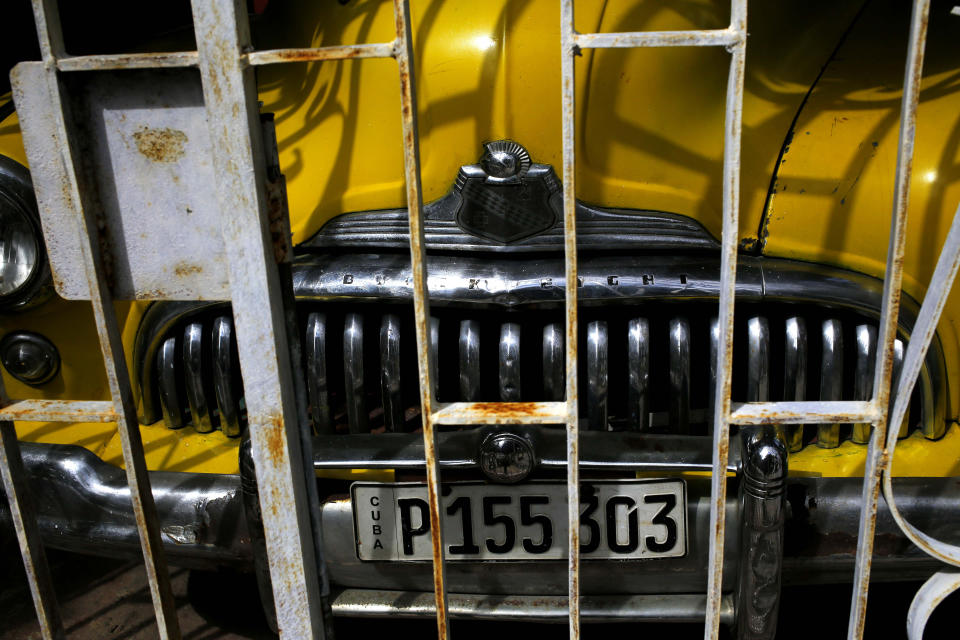 Un automóvil Buick Eight de 1948 se encuentra estacionado en un garaje en La Habana, Cuba, el viernes 16 de noviembre de 2018. Cientos de autos clásicos se congregarán cerca del Malecón para rendirá tributo a este añejo y único grupo de vehículos, uno de los emblemas de Cuba.. (AP Foto/Desmond Boylan)