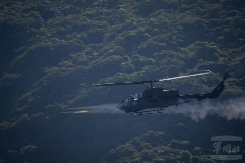 AH-1W發射海神火箭。（取自軍聞社）