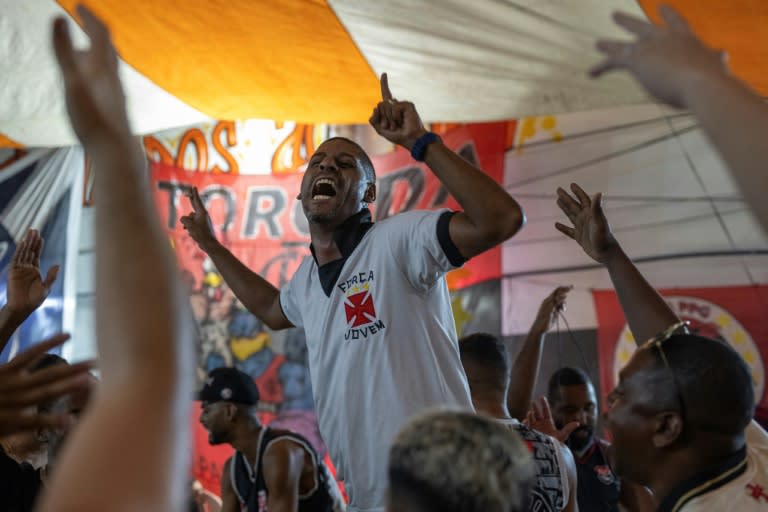 Unos aficionados del Flamengo y del Vasco da Gama siguen el derbi del fútbol carioca a través de una pantalla gigante el 4 de febrero de 2024 en la favela Pavao-Pavaozinho-Cantagalo, en Río de Janeiro (Pablo Porciúncula)