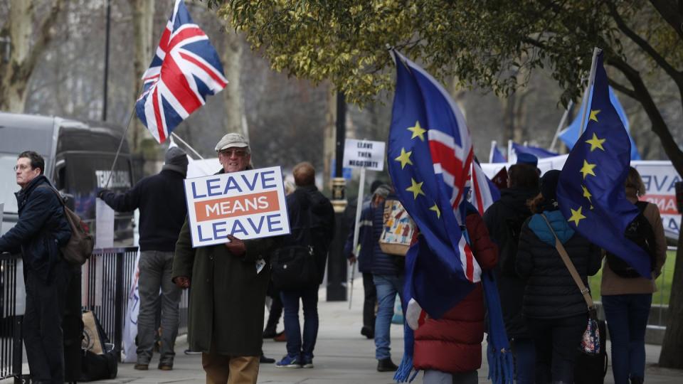 Anti- und Pro-Brexit-Demonstranten protestieren in der Nähe des britischen Parlaments in London. Foto: Alastair Grant/AP